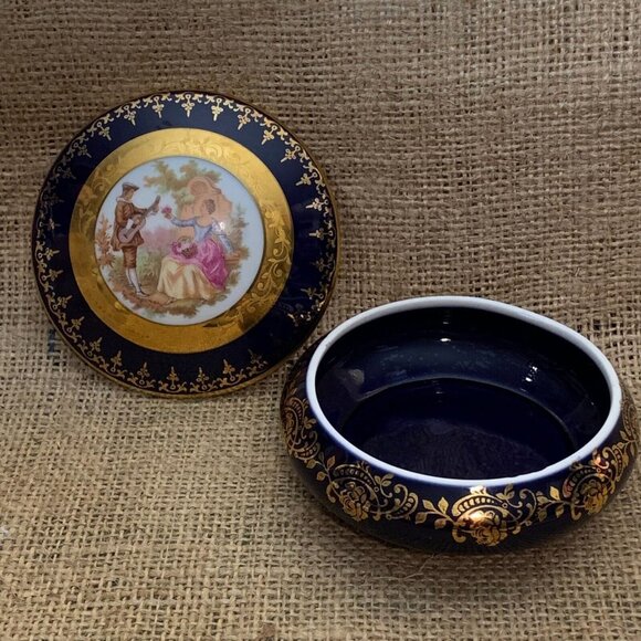 Limoges France Covered Trinket Box Courting Couple Cobalt Blue 4" 22 Karat Gold - Picture 4 of 7